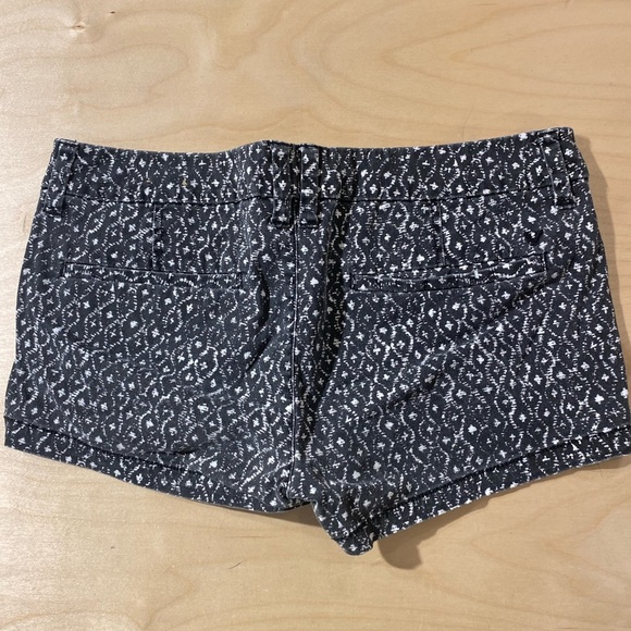 American Eagle Women's Black Patterned Shorts 6 (MY) - Picture 7 of 7